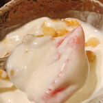 緑水亭 勝浦別館 翠海 - ヨーグルトには大きめなイチゴとパインが入っていました