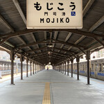 Karii Hompo - ☆ 門司港駅は、九州鉄道の起点の駅、門司駅として1891年（明治24年）4月1日に開設された。門司港駅のホーム部分には、ベンチなどがなく、一直線に抜けたホームが圧巻。