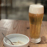 ピッツェリア エ オステリア ムギ - チャーム 300円。＆ 生ビール（スーパードライ）300円。