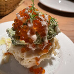 ピッツェリア エ オステリア ムギ - いくらとアボガドこぼし ズワイガニのポテサラ 680円。