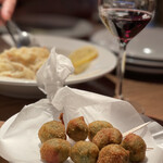 ピッツェリア エ オステリア ムギ - 肉詰めオリーブフライ 500円。