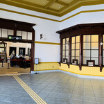 伽哩本舗 - ☆切符売り場やみどりの窓口もレトロ感があり素敵な駅舎である。