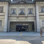 Karii Hompo - 1988年(昭和63年)には鉄道駅舎として初めて国の重要文化財に指定された。現役の駅舎で国の重要文化財に指定されているのは、門司港駅と東京駅の2つだけである。