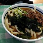 みうらうどん - 肉わかめうどん（中）￥450
                                お醤油と味噌のブレンド？醤油寄りかな、味噌感はありません。甘みがあって美味しい出汁つゆ。うどんはつけうどんほど硬すぎず万人向け。