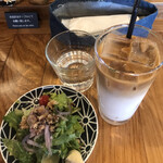 DRAエイトマン - パスタランチ１８７０円。サラダ、カフェラテ、テーブルセット。サラダもカフェラテも美味しかったです(^｡^)