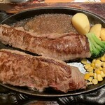 ステーキ宮 - 「宮ロース オーバーポンド 240g×2」上から。食べ応えのあるジューシーなこの肉の部位は「サーロイン」だ。とても柔らかく、『ステーキ宮』特製の「宮のたれ」がとてもよく合う。『ステーキ宮』不動の人気 No.1 商品である。