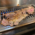 大衆ホルモン焼肉 肉まる本店 - はみでる！極上一枚ロース