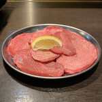 大衆ホルモン焼肉 肉まる本店 - 手切り上塩タン