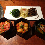 よろにく - 前菜　キムチの盛り合わせ　三種のナムル