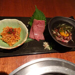 よろにく - 冷製盛合せ 右から炙り刺身　希少部位のロースト　白センマイ