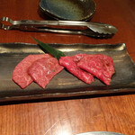 よろにく - 焼き物　たれ 右から特選赤身（カメの手）　ツチノコ