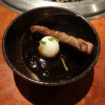 よろにく - 特撰サーロインをポン酢につけて。半分食べた後薬味も載せていただきました。