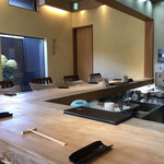 近江懐石 清元 - カウンター席へ