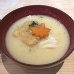 近江懐石 清元 - 煮物椀：白みそ仕立て 紅葉人参 青のり あられ餅揚げ 溶き辛子