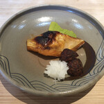 近江懐石 清元 - 焼物：銀鮭味噌幽庵焼 菊花蕪 栗渋皮煮揚げ