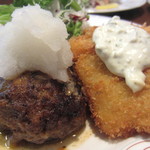 洋食の店 アラカルト - 何時もはハンバーグ+海老フライ（品切れのため白身魚、登場）