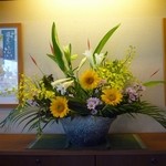 Kisoji - 入り口を入った所の生け花。各テーブルにも小さい生け花が置かれていた。