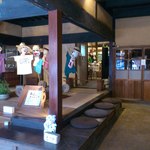 cafe コメマメイモ - 玄関のアートスペース