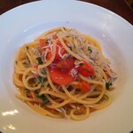 Antica Trattoria M's dal 1995 - しらすとトマト、大葉のペペロンチーノ
                        70g
                        丁度良い量でした。
                        麺は、太めでした。