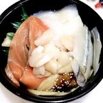 魚丼 - 5種盛り　シャリ小盛り
            サヨリ
            イカ
            ホタテ
            サーモン
            穴子