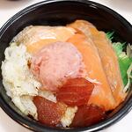 魚丼 - ガツ盛り丼　620円（税別）
