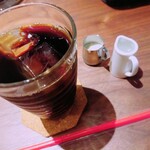 カフェ ジッカ - セットのアイスコーヒー。
      数口そのままいただいてからミルクとガムシロップ両方とも入れます。