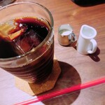 カフェ ジッカ - セットのアイスコーヒー。
                                数口そのままいただいてからミルクとガムシロップ両方とも入れます。