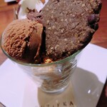 カフェ ジッカ - クッキーチョコレートパフェ(￥650)。
      いつも通り期間限定に弱いふづきさんでした。