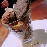 カフェ ジッカ - クッキーチョコレートパフェを遠くから。