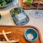 カンティーナ シチリアーナ トゥット イル マーレ 銀座4丁目 - オリーブオイルと塩