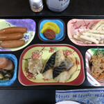 Werubii Maike - 左上からウインナー、梅に沢庵、ツナ入りマカロニサラダ。明太子に小松菜の煮物、焼売に鯖塩焼き、春雨の酢の物。