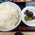 Werubii Maike - ご飯に昆布佃煮に小梅に胡瓜漬け。
