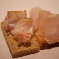 ベージュ アラン・デュカス 東京 - Amuse-bouche, lard fermier et maigre mariné