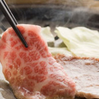 質な黒毛和牛にたっぷりの野菜を豪快に炊き上げる炊き肉！発祥のお店はココ！！