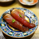 鮨よしの - カツオの漬け九条葱のペーストえごま油でコーティング