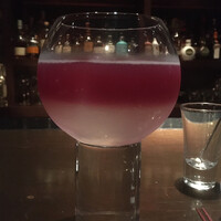 バー カヴァロ - ノンアルコールの巨峰を使ったカクテル。下半分はレモンとシロップ。