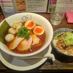 らーめん 鶏喰 - 特製 鶏の醤油らー麺 & ピリ辛 鶏そぼろご飯