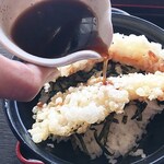 みなみ - この天丼タレをどんぶり全体にかけましょう。自分でかけるのは楽しい（笑）