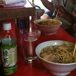 ラーメン二郎 - ひたすら無言で食べ続ける集団。ていうか、みんな。