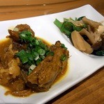 焼鳥・元気 - 本日の突き出しですよ。 手前が、牛スジカレー煮込みでした。