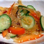 焼鳥・元気 - 最初の１品目は、中華クラゲ４５０円にしましたよ。 酢の物を食べて食欲を増進させよう作戦です。   
