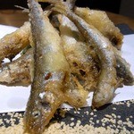 焼鳥・元気 - 子アユ天ぷら６８０円です。 鮎は５月頃から脂が乗り始めて、梅雨明けから８月中旬頃が一番美味しくなるんですよ。 今が食べ頃って訳ですね。 揚げたての鮎はとっても美味しかったです。 丸ごと骨まで食べてカル