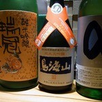 焼鳥・元気 - 日本酒の数々です。 今回は、飲めませんでしたが、行くたびに違う美味しそうな日本酒が置いてあるんですよね。 鳥海山とか飲みたかったな～。 次回のお楽しみですね。 あ～っ、次は、違うお酒が置いているかも。