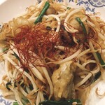 Bamiyan - 大粒牡蠣のピリ辛焼きそば　スパイスチップ添え　749円