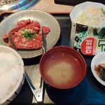 焼肉＆BAR 十炭 - ★★ハラミランチ 1180円 たった100gで腹いっぱいになる訳ない！肉も硬いしタレは子供向けのように甘いし、お吸い物もキムチもイマイチだし！いい所がひとつも無い！