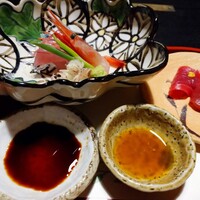 月亭 新宿本店 - お造り　右はキミしょうゆ