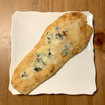 パン工房 ブランジェリーケン - ナン チーズMIX ¥320- (税抜)