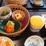 かごの屋 - 彩りちらし寿司とおばんざいセット