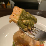 キャトルラパン　神戸三宮 - サーモンとクセの強いソースがよく合いますね