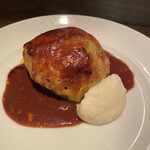 キャトルラパン　神戸三宮 - 牛バラ肉のパイ包み焼きです